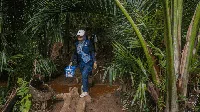 Berjuang Menembus Pegunungan Demi Imunisasi Suku Baduy