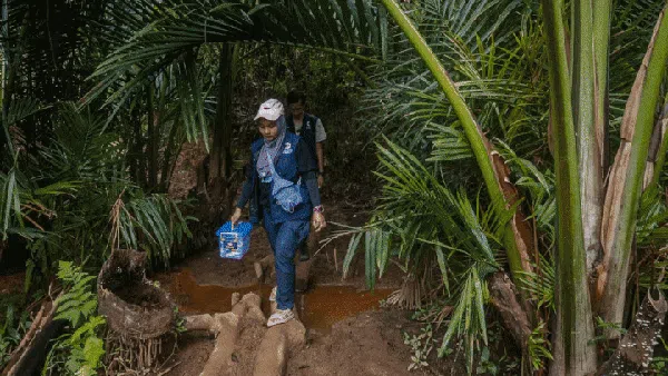 Berjuang Menembus Pegunungan Demi Imunisasi Suku Baduy