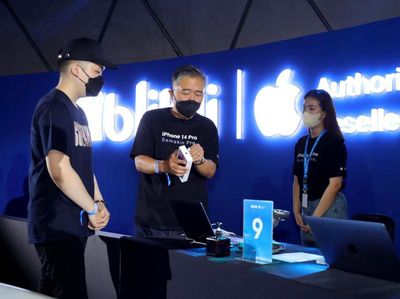 Potret Keseruan Berburu iPhone 14 Series Lewat Omnichannel