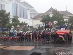Di Tengah Hujan, Massa Buruh Aksi di Kantor Ganjar Tuntut Kenaikan Upah