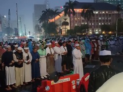 Diimami Menantu Rizieq, Massa Aksi 411 Salat Magrib di Tengah Hujan