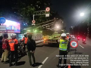 Tiang Rambu Lalu Lintas di Jl Medan Merdeka Selatan Jakpus Roboh