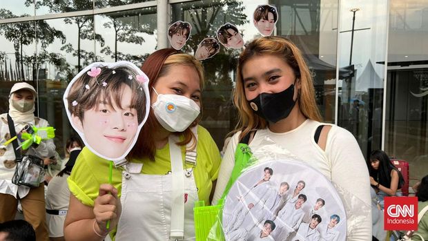 Hazna dan Dera, fan NCT 127 dari Bekasi di ICE BSD, Jumat (4/11).