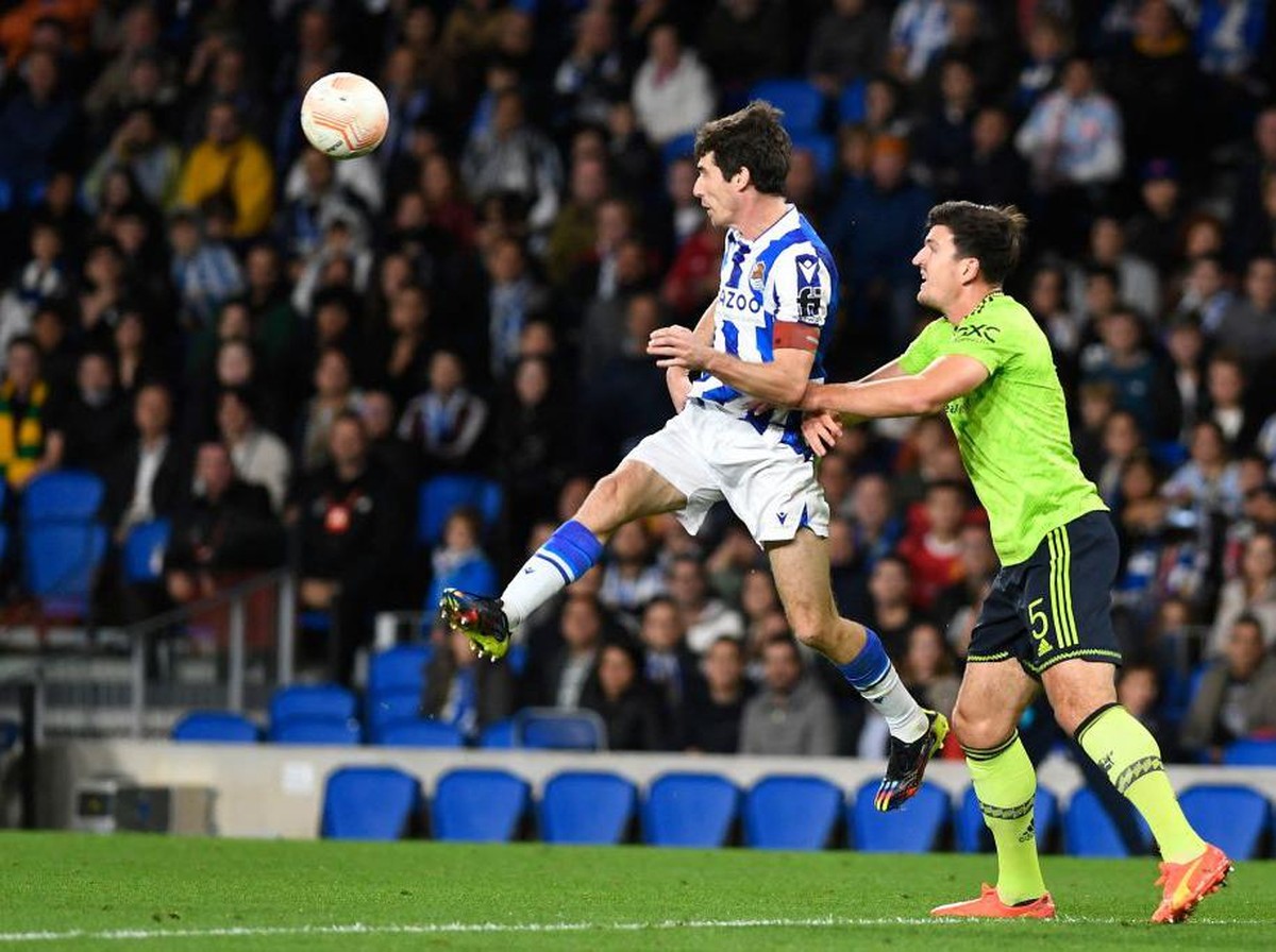 Keputusan Erik ten Hag memainkan Harry Maguire menjadi striker dinilai menggelikan. (Foto: AFP via Getty Images/ANDER GILLENEA)