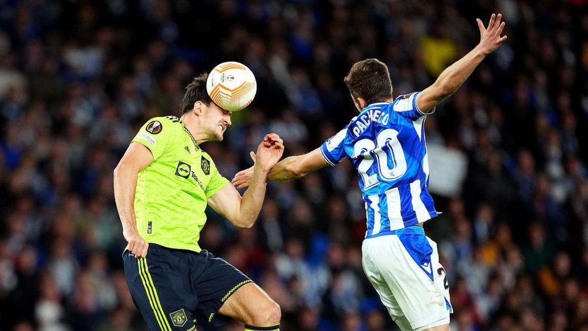Harry Maguire berebut bola dengan bek Sociedad, Jon Pacheco. Foto: Getty Images/Juan Manuel Serrano Arce