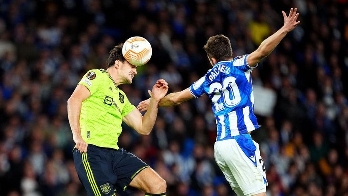 SAN SEBASTIAN, SPAIN - NOVEMBER 03: Harry Maguire of Manchester United and Jon Pacheco of Real Sociedad compete for a header during the UEFA Europa League group E match between Real Sociedad and Manchester United at Reale Arena on November 03, 2022 in San Sebastian, Spain. (Photo by Juan Manuel Serrano Arce/Getty Images)