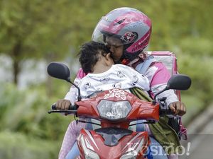 Haru! Ojol Ini Antar Makanan Sambil Asuh Anaknya yang Tunanetra Haru! Ojol Ini Antar Makanan Sambil Asuh Anaknya yang Tunanetra