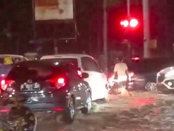 Kali Meluap Bikin Hek Kramat Jati Jaktim Banjir, Banyak Motor Mogok