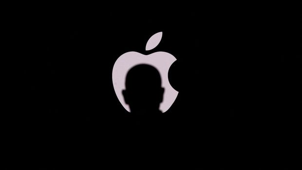 FILE PHOTO: A journalist attends the presentation of the new iPhone 14 at an Apple event, at their headquarters in Cupertino, California, U.S. September 7, 2022. REUTERS/Carlos Barria/File Photo