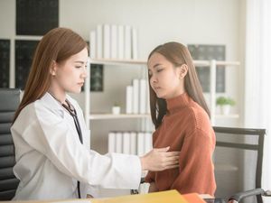 Mengenal Kanker Payudara: Penyebab, Gejala Awal, Pengobatan, dan Pencegahan Mengenal Kanker Payudara: Penyebab, Gejala Awal, Pengobatan, dan Pencegahan