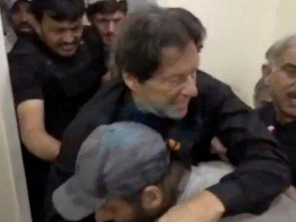 Eks PM Pakistan Imran Khan Ditembak, Siapa Terduga Pelaku?