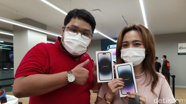 Senyum Gembira Sambut iPhone 14 dan iPhone 14 Pro di Indonesia