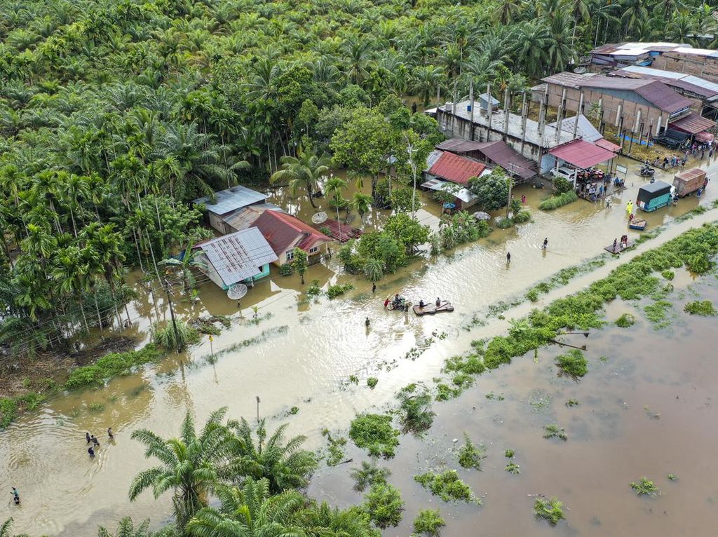 Jalan Lintas Aceh Selatan-Medan Terputus Imbas Banjir