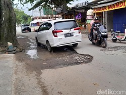 Dear Kang Emil, Jalan Rusak di Pangandaran Bikin Wisatawan Nggak Nyaman