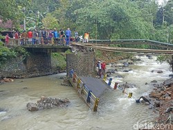 Jembatan Putus Diterjang Banjir Bandang, 3.200 Warga Trenggalek Terisolir