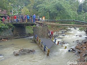 Jembatan Putus Diterjang Banjir Bandang Trenggalek, 3.200 Warga Terisolir Jembatan Putus Diterjang Banjir Bandang Trenggalek, 3.200 Warga Terisolir