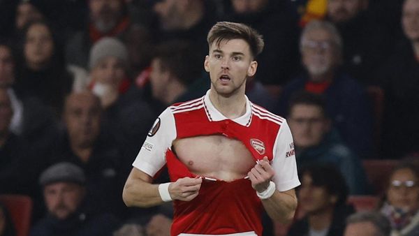 Penampakan Jersey Sobek Kieran Tierney, Pahlawan Kemenangan Arsenal