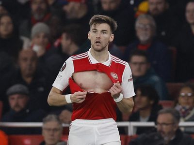 Penampakan Jersey Sobek Kieran Tierney, Pahlawan Kemenangan Arsenal