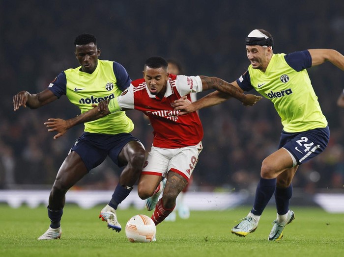 Soccer Football - Europa League - Group A - Arsenal v FC Zurich - Emirates Stadium, London, Britain - November 3, 2022  Arsenal's Gabriel Jesus in action with FC Zurich's Cheick Oumar Conde and Nikola Katic Action Images via Reuters/Andrew Couldridge