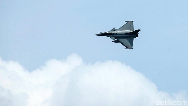 Jet Rafale yang Dibeli Prabowo Bermanuver di Langit Jakarta