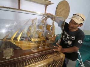 Keren! Miniatur Perahu Ini Buatan Perajin Difabel Lho Keren! Miniatur Perahu Ini Buatan Perajin Difabel Lho