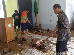 KUA Watulimo Trenggalek Diterjang Banjir, Dokumen-Barang Elektronik Rusak