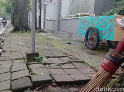 Nasib Trotoar Bandung, Rusak hingga Diinvasi PKL