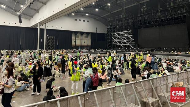 Konser NCT 127 Para penonton konser NCT 127 mulai meninggalkan area ICE BSD setelah pertunjukan dihentikan, Jumat (4/11).