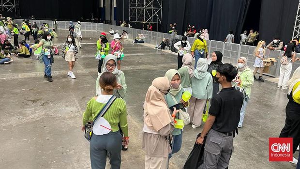 Penggemar mulai mengosongkan area konser NCT 127 usai acara dihentikan dan membantu membersihkan arena di ICE BSD, Jumat (4/11).