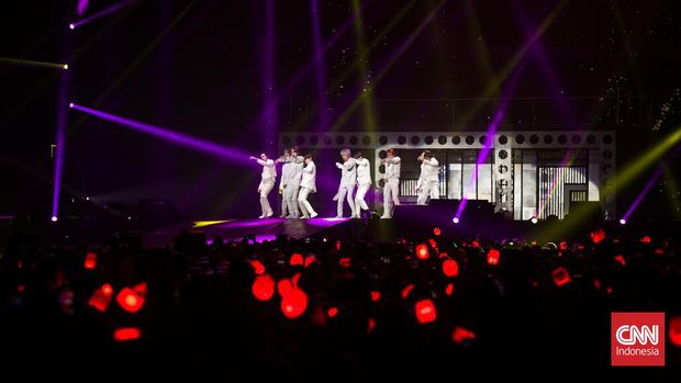 Penampilan group vokal NCT 127 dalam konser NCT 127: 2nd Tour Neo City: Jakarta - The Link yang digelar di ICE BSD, Tangerang, Jumat (4/11/2022).