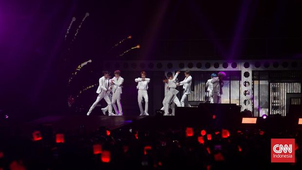 Konser NCT 127 Penampilan group vokal NCT 127 dalam konser NCT 127: 2nd Tour Neo City: Jakarta - The Link yang digelar di ICE BSD, Tangerang, Jumat (4/11/2022).