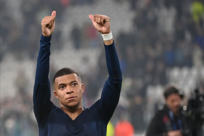 TURIN, ITALY - NOVEMBER 02: Kylian Mbappe of Paris Saint Germain celebrates a victory during the match between Juventus v Paris Saint-Germain: Group H - UEFA Champions League at Juventus Stadium on November 2, 2022 in Turin, Italy. (Photo by Stefano Guidi/Getty Images)