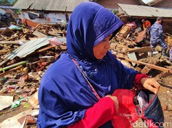 Detik-detik Warga Banyuwangi Jebol Plafon Saat Banjir Bandang Terjang Rumahnya