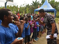 Lantamal Jayapura Sosialisasi Kesehatan-Bagi Sembako ke Anak Panti Asuhan