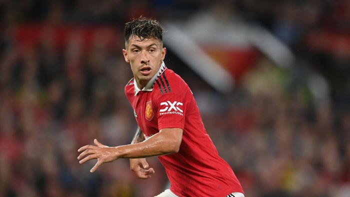 LEICESTER, ENGLAND - SEPTEMBER 01: Lisandro Martinez and Casemiro of Manchester United celebrate victory following the Premier League match between Leicester City and Manchester United at The King Power Stadium on September 01, 2022 in Leicester, England. (Photo by Manchester United/Getty Images)