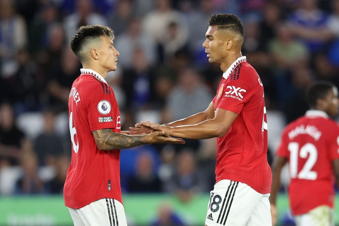 LEICESTER, ENGLAND - SEPTEMBER 01: Lisandro Martinez and Casemiro of Manchester United celebrate victory following the Premier League match between Leicester City and Manchester United at The King Power Stadium on September 01, 2022 in Leicester, England. (Photo by Manchester United/Getty Images)