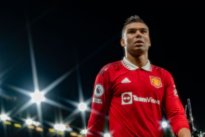 LEICESTER, ENGLAND - SEPTEMBER 01: Lisandro Martinez and Casemiro of Manchester United celebrate victory following the Premier League match between Leicester City and Manchester United at The King Power Stadium on September 01, 2022 in Leicester, England. (Photo by Manchester United/Getty Images)