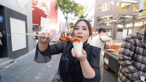 Keseruan Maharani Kemala, Crazy Rich Bali Saat Jajan Kaki Lima di Luar Negeri