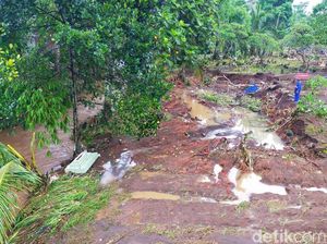 Raibnya Puluhan Makam-Jenazah di Glenmore Banyuwangi Akibat Banjir Bandang Raibnya Puluhan Makam-Jenazah di Glenmore Banyuwangi Akibat Banjir Bandang
