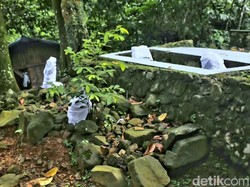 Melihat Makam dan Situs Keramat di Gunung Sanggabuana Karawang