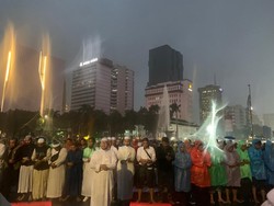 Massa Aksi 411 Gelar Salat Magrib Berjemaah di Tengah Guyuran Hujan