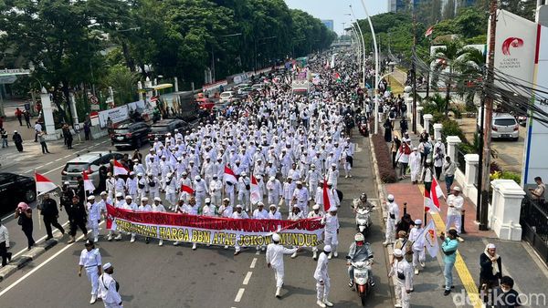 Penampakan Massa 411 Long March dari Istiqlal ke Patung Kuda