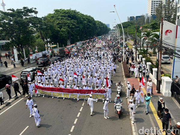 Penampakan Massa 411 Long March dari Istiqlal ke Patung Kuda