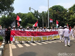 Massa Aksi 411 Tiba di Patung Kuda, Lantunkan Zikir Sambil Duduk