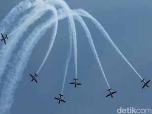 Manuver Ala Top Gun dari Tim Aerobatik Jupiter TNI AU