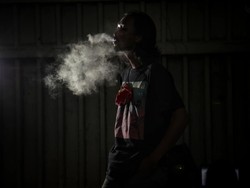 Awas Jadi Kebiasaan, Ternyata Ngopi Sambil Merokok Itu Berbahaya