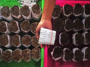 Pedagang Tolak Larangan Jual Rokok Ketengan Pedagang Tolak Larangan Jual Rokok Ketengan