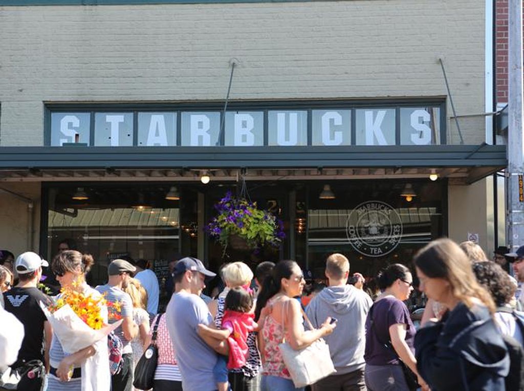 Ini Suasana Gerai Starbucks Pertama di Dunia yang Selalu Diantre