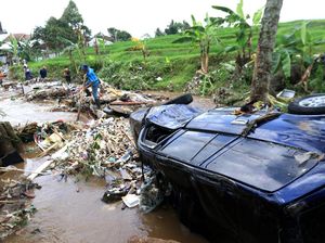 Mobil-mobil Terjungkal Akibat Banjir di Banyuwangi