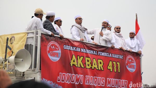 Momen Dua Menantu Habib Rizieq Orasi di Aksi 411
